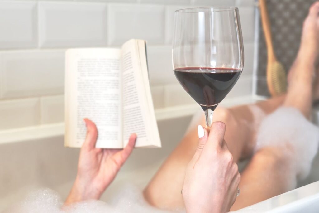 Mit dem Buch und einem Glas Wein in die Badewanne